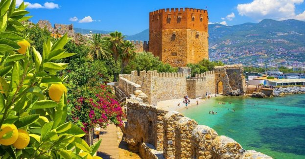 Turcja zdominowała sprzedaż wyjazdów na majówkę i długi weekend Bożego Ciała. Jednocześnie kraj jest liderem wakacji szkolnych i jednym z najchętniej wybieranych kierunków na wypoczynek z dziećmi. Z danych Wakacje.pl wynika, że ponad 43 proc. rezerwacji stanowią wyjazdy rodzinne. Klientów przyciągają szeroka oferta hoteli, wygodna logistyka podróży i ceny – kwietniowe wyjazdy last minute można zarezerwować już od 1300-1400 zł za osobę, a majowe, pomiędzy długimi weekendami, od około 1800 zł.